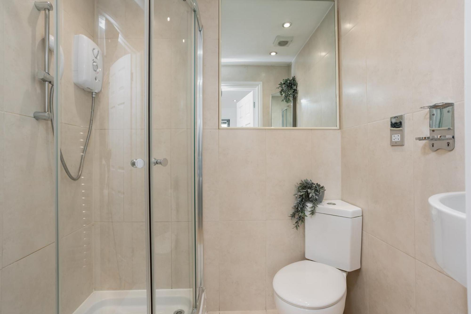 Starhost Residences - Central 3 Bed Apartment At Regents Court, Newbury Newbury  Luaran gambar